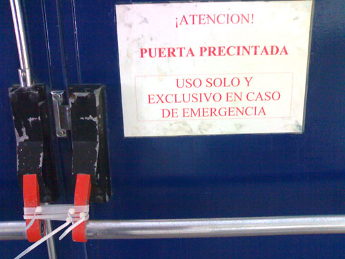 Puerta de emergencia precintada Puerta de emergencia precintada