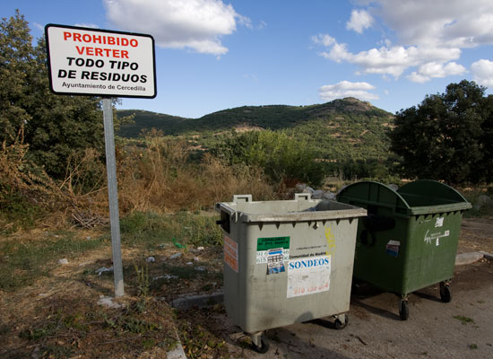 Contenedor residuos no admite residuos