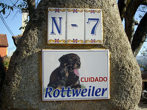 Cuidado-Rotweiller-Fuera