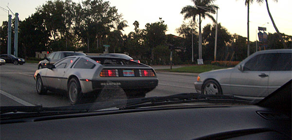 DeLorean adelantando
