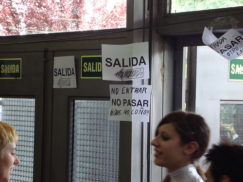 ¡Se vayan por la otra puerta, coño!